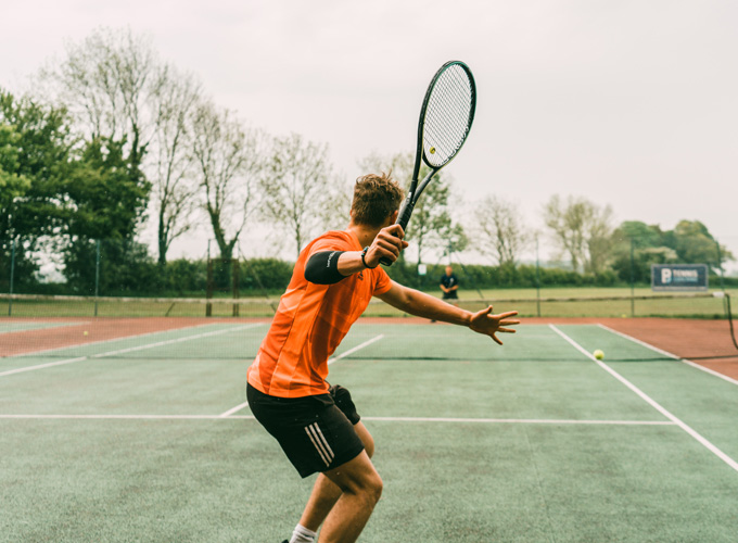 ragazzo gioca tennis