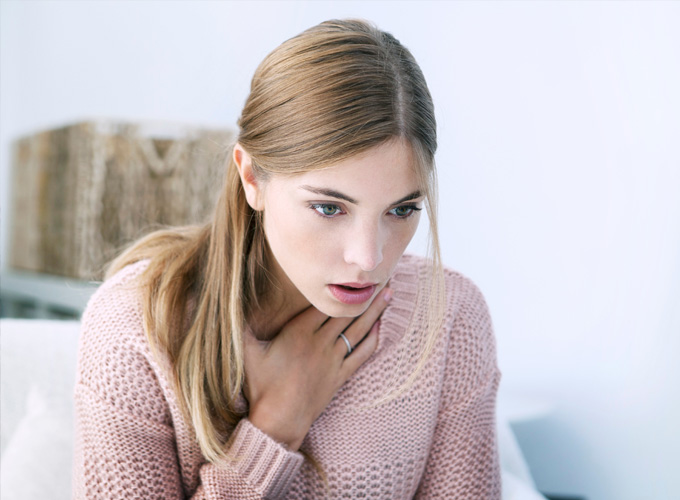 giovane donna problemi respiratori